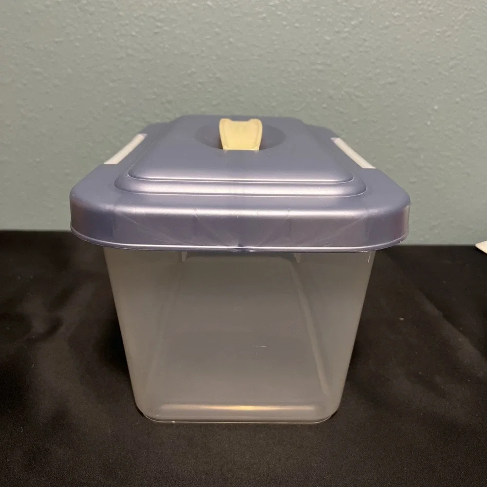 Vtg- Rubbermaid Clear / Blue Storage Container‎ Carry Handle Locking Lid - USA